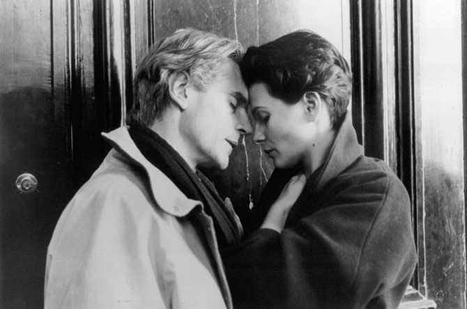 still-of-juliette-binoche-and-jeremy-irons-in-damage